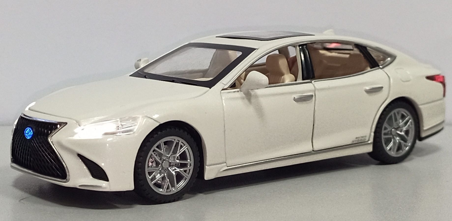 Машинка Lexus LS500h модель 1:32. Металлическая, звук, свет.