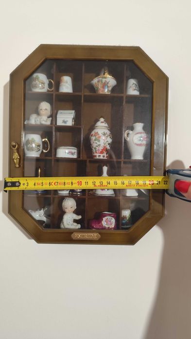 Expositor com miniaturas de loiças