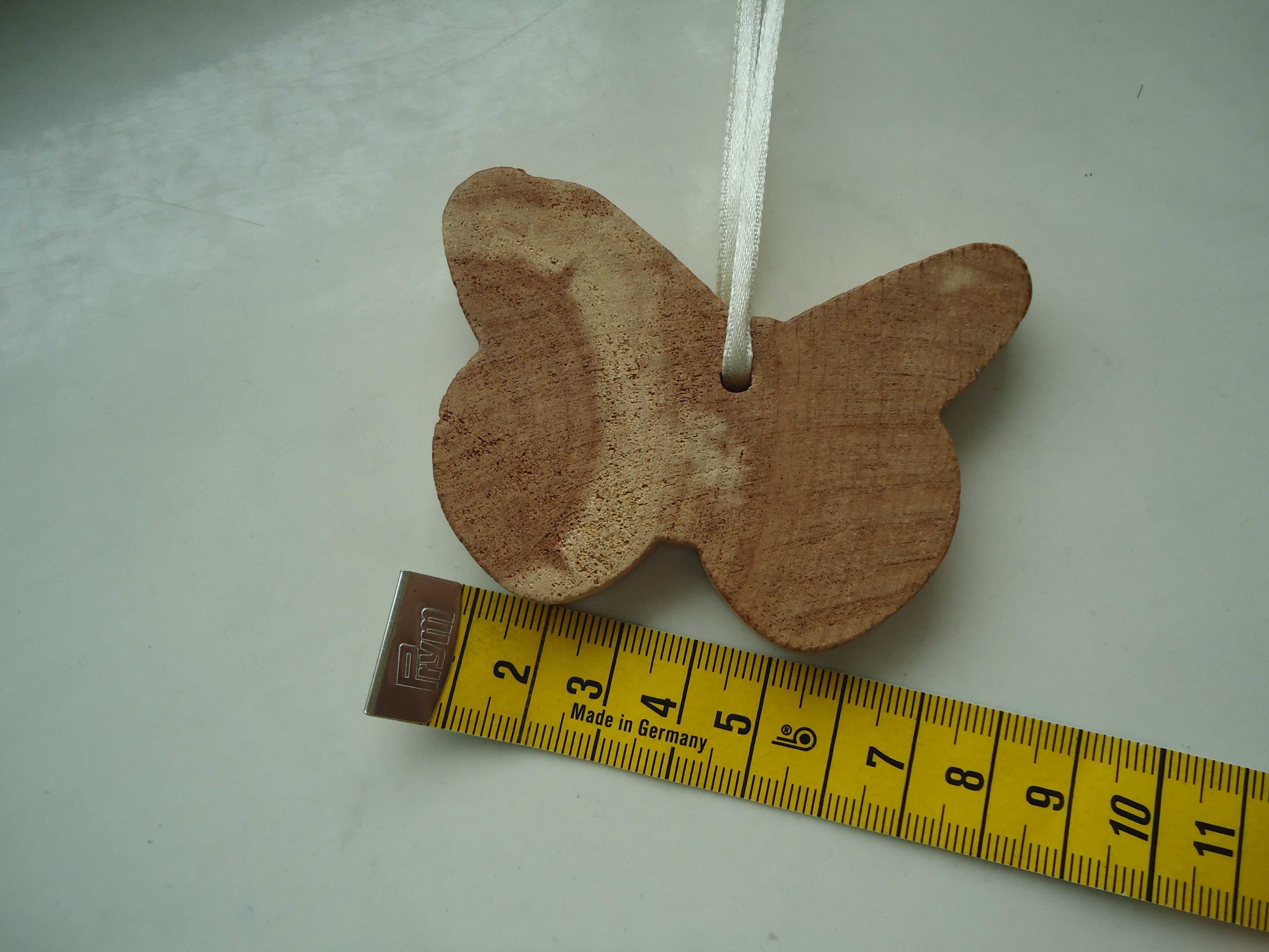 Mały drewniany motylek zawieszka ozdoba do pokoju dziecka