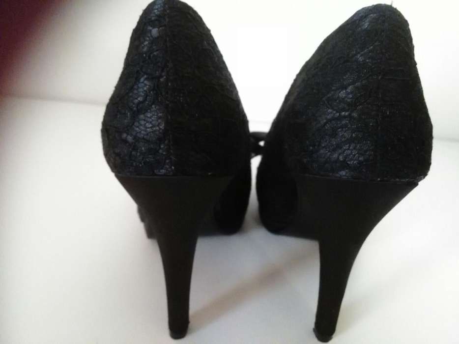 Sapatos em pele genuína e com renda