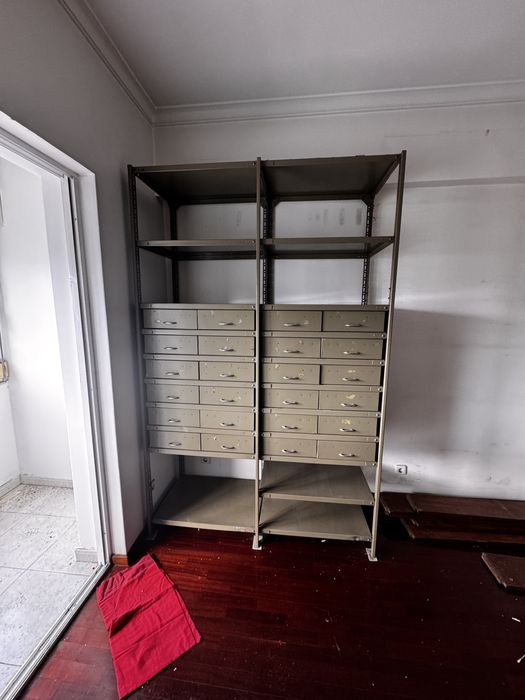 Estante em ferro com gavetas