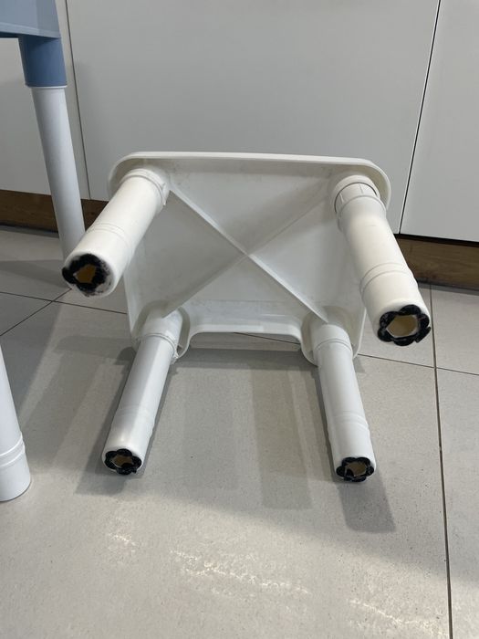 Plastikowy stolik dziecięcy z krzesłami