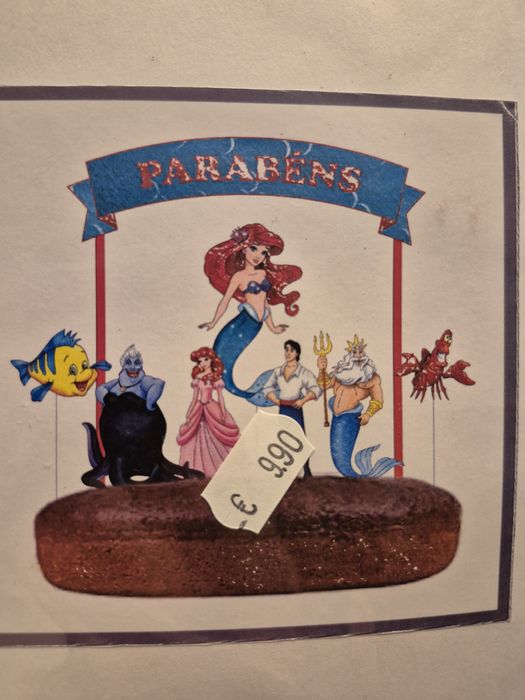 Topo de bolo da Ariel e bandeirolas Ariel