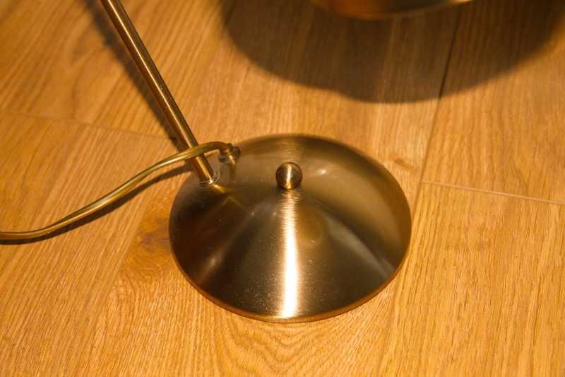 Ładny żyrandol i lampka nocna