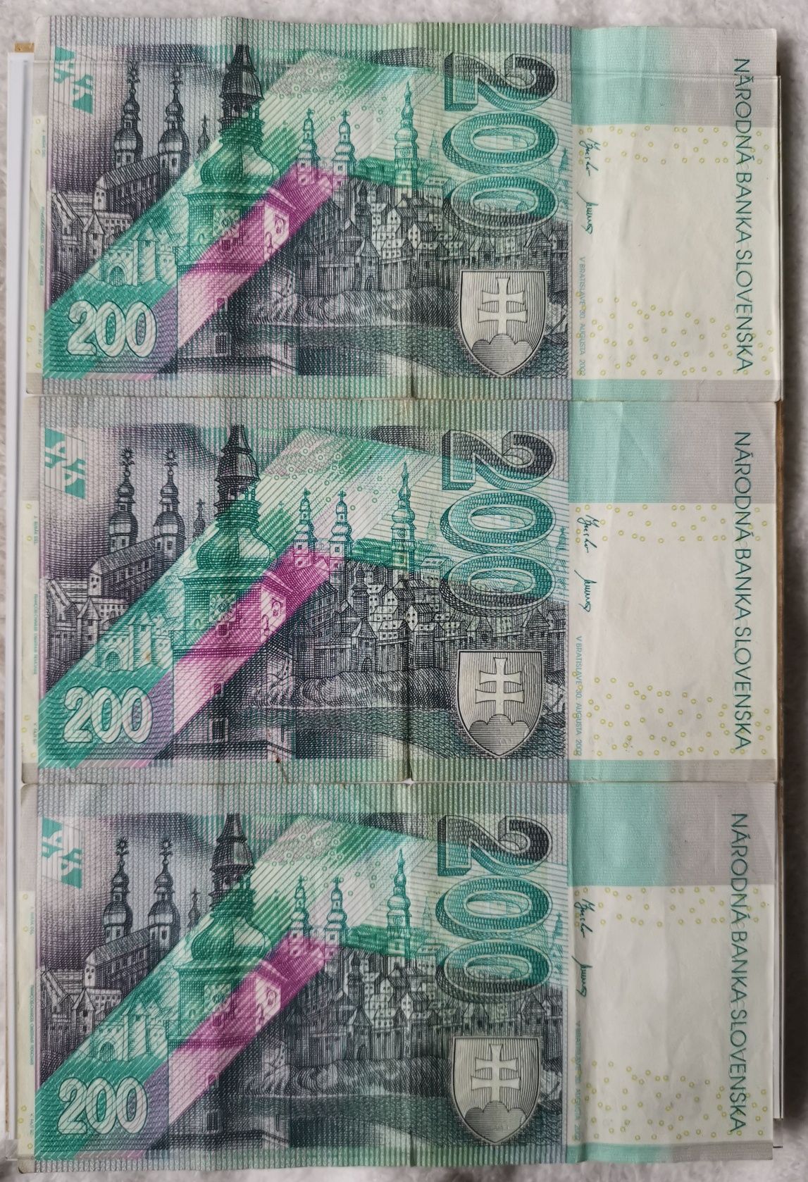 Trzy banknoty po 200 koron słoweńskich z 2002 roku