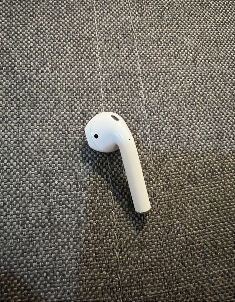 Продам один навушник apple airpods 1 лівий стан