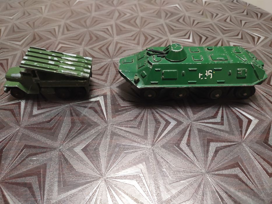 Ракетна машина "Катюша" та бронетранспортер