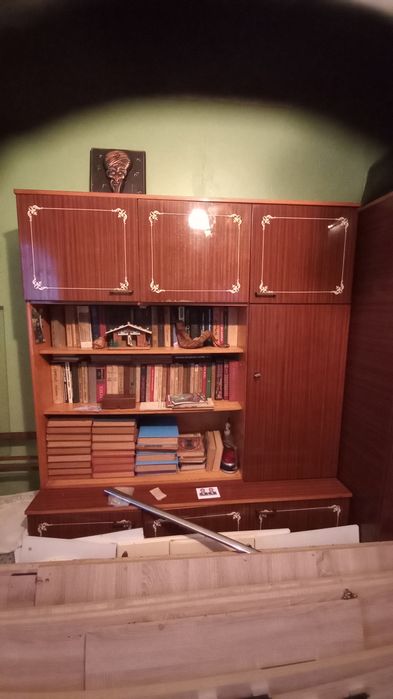 Продам мебель сервант,книжный шкаф,компьютерный стол,холодильник.