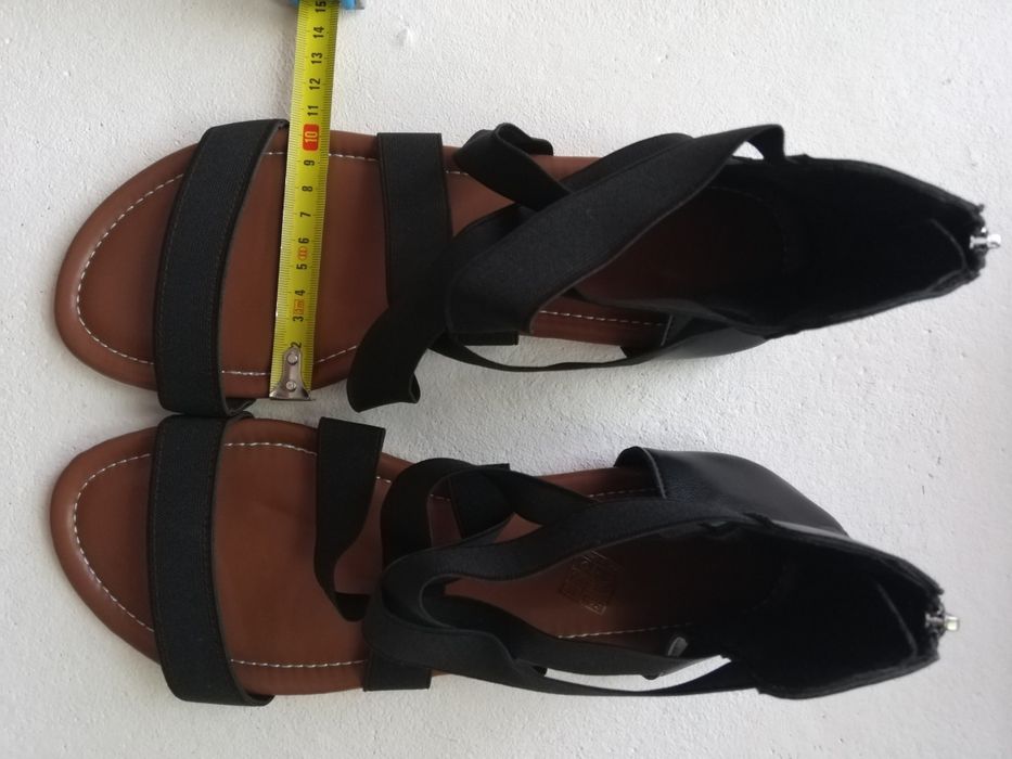 Czarne sandały z gumkami Na wysokie podbicie Na szerokie stopy Du