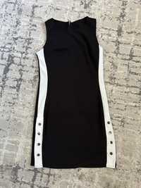 Elegancka sukienka mała czarna białe boki z guzikami
