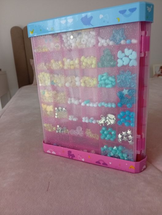 Brinquedo de fazer bracelete e colares