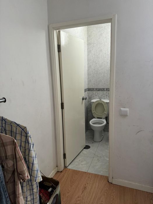 Quarto compartilhado frente Estacão de metro via rapida viso