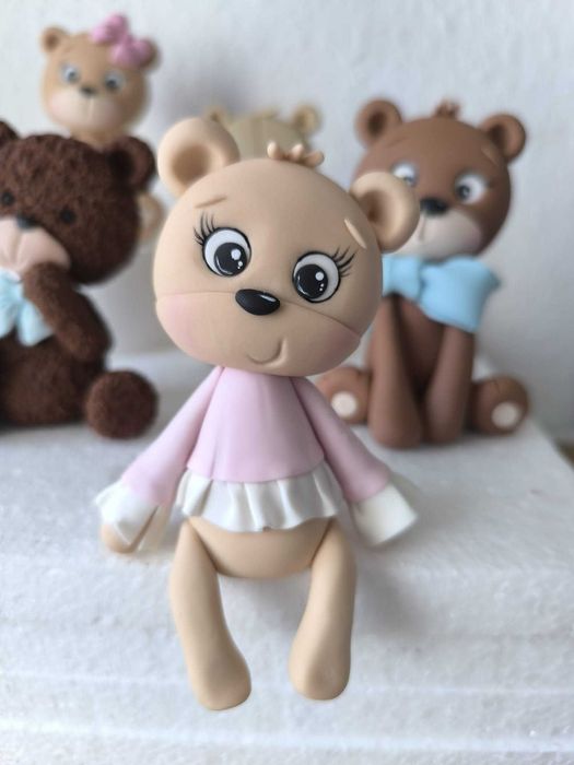 Uroczy miś z masy cukrowej na tort dla dziewczynki