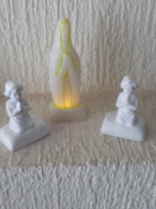 Santas e anjos estilizados com luz interior