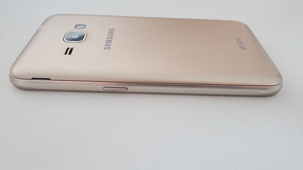 Смартфон телефон Samsung Galaxy J1 (2016)