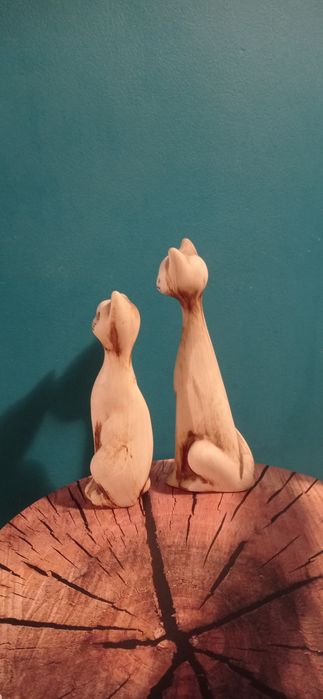 Dwa ceramiczne koty z długą szyją