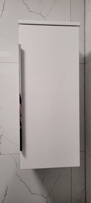 Biała szafka łazienkowa wisząca