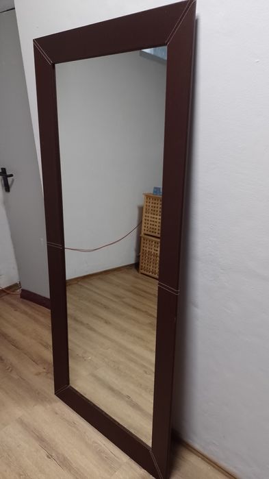 Duże lustro w skórzanej ramie 180x80