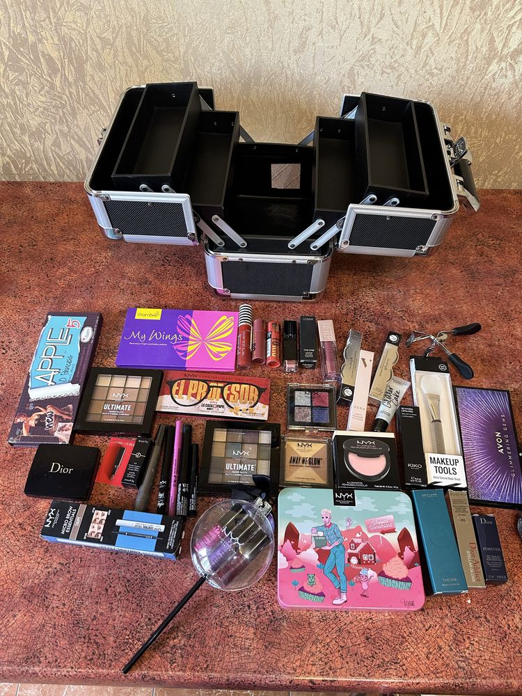 Професійний кейс / валіза  NYX із косметикою