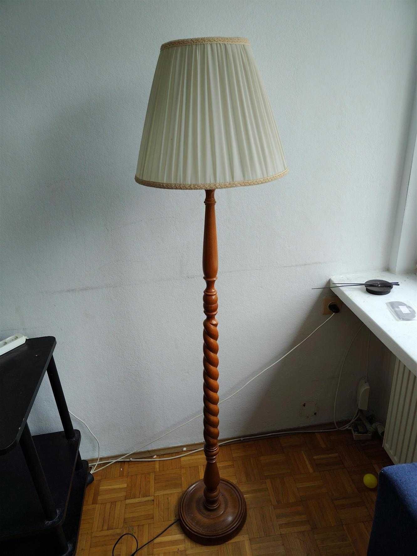 Lampa stojąca wysoka drewniana z abażurem