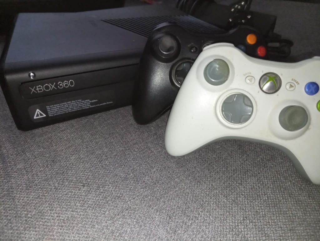 Xbox 360 + dwa pady
