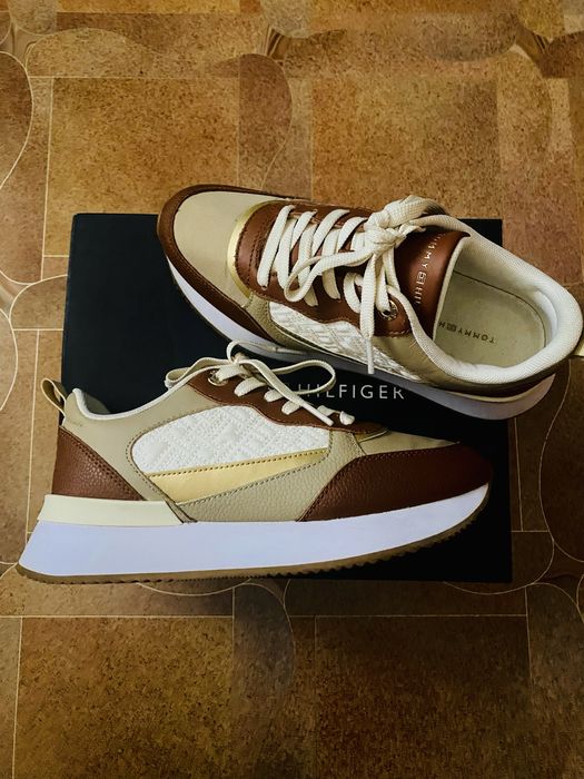 Tommy Hilfiger жіночі шкіряні кросівки monogram runner