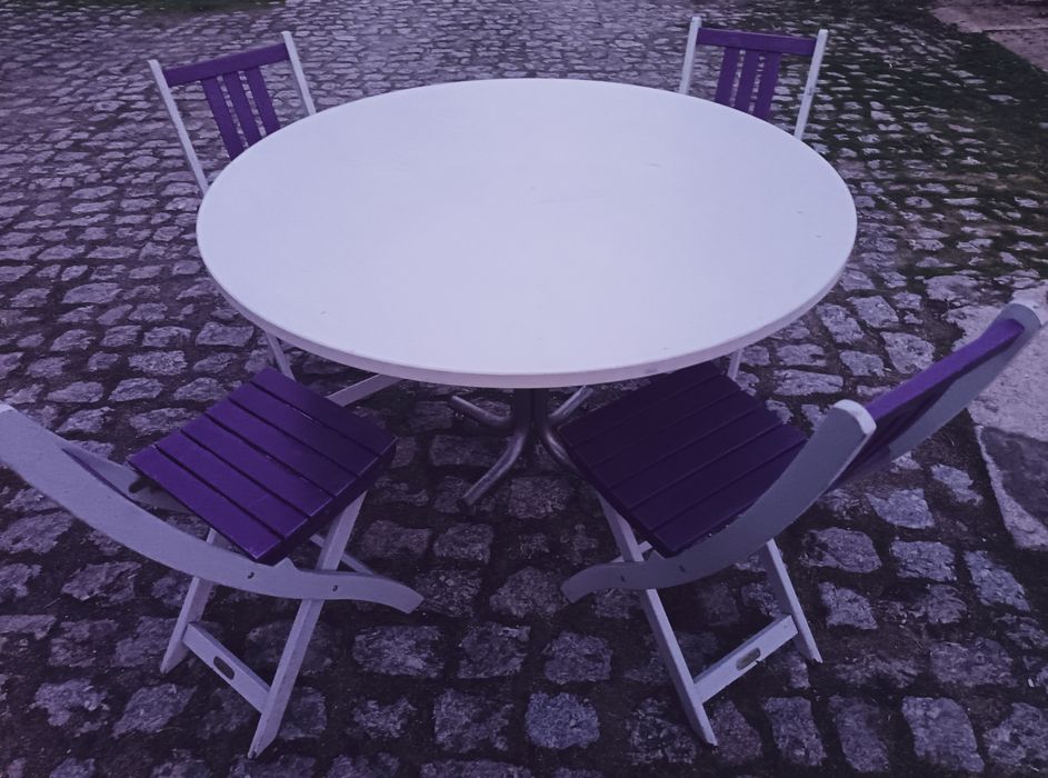 Mesa redonda e cadeiras dobráveis