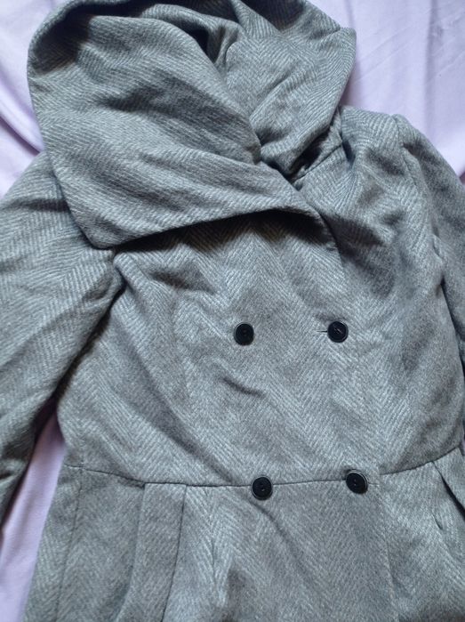 Жіноче приталене сіре пальто
