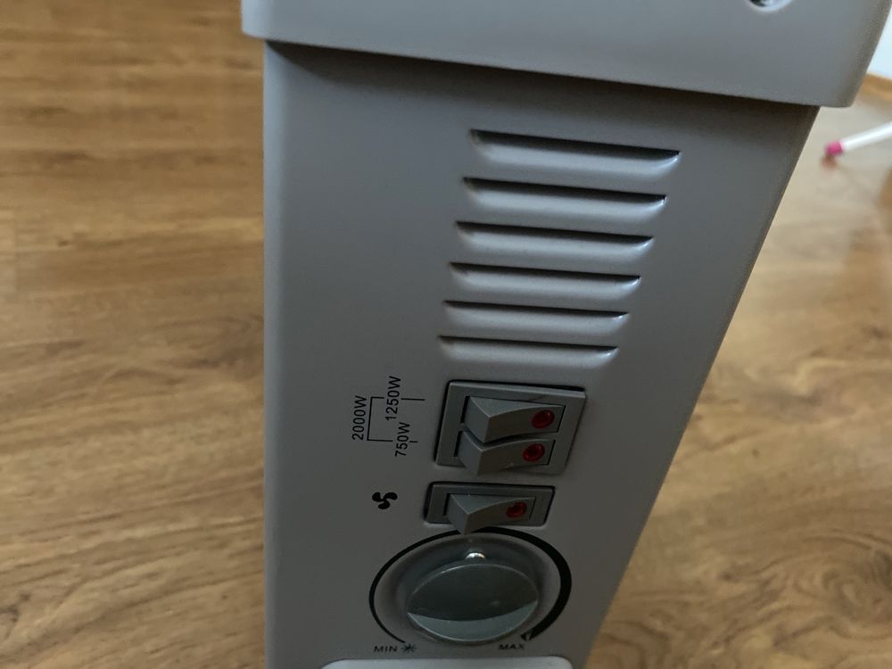 Grzejnik konwektorowy łazienkowy pokojowy farelka 2000W elektryczny