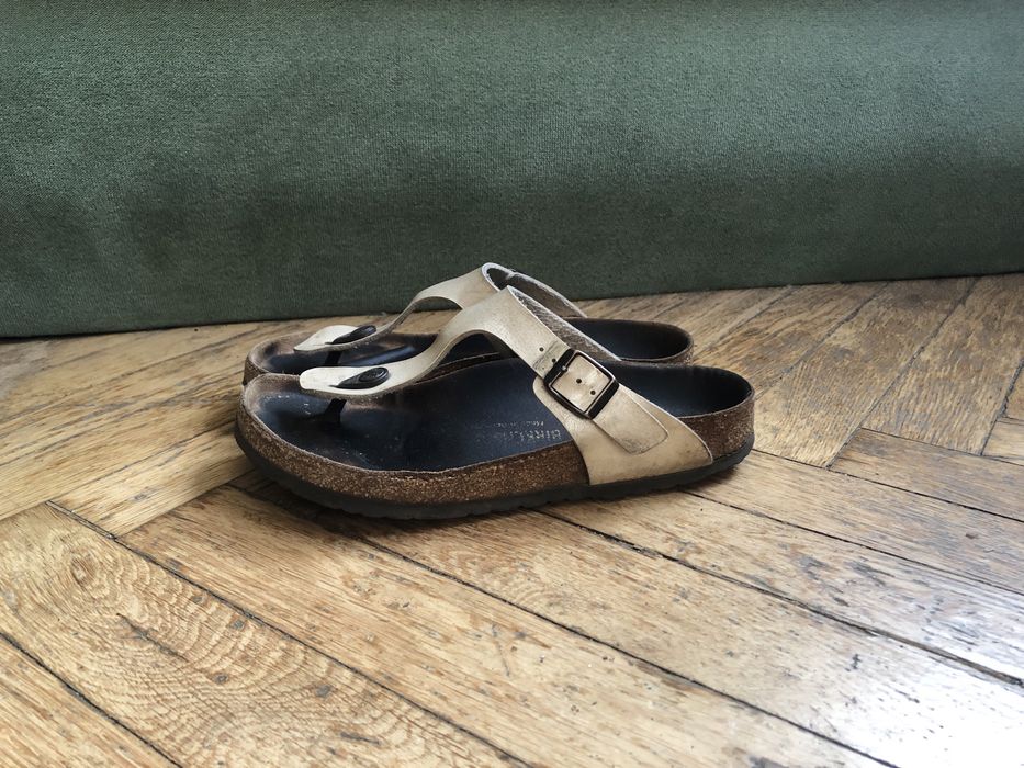 Birkenstock бежеві з золотавим відтінком. Справді дуже гарні :))