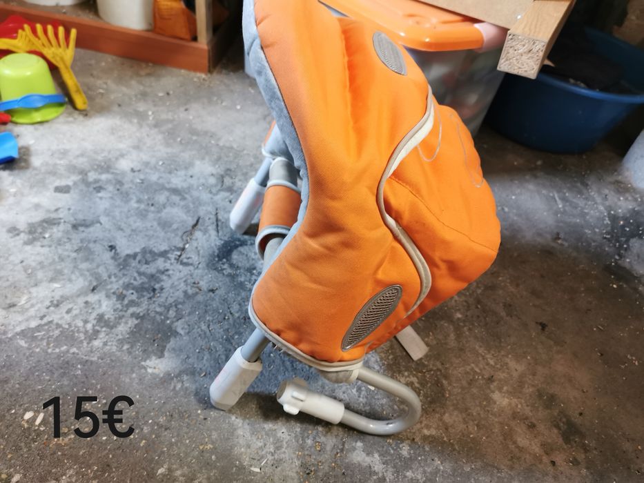 brinquedos de bebé e cadeira de refeição