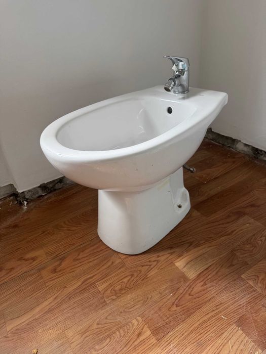 Bidé usado com torneira