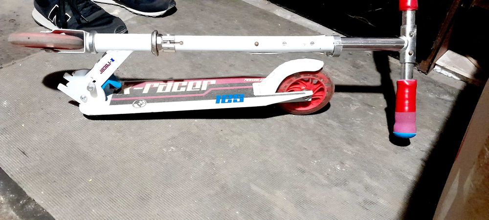 Hulajnoga dla dziewczynki.