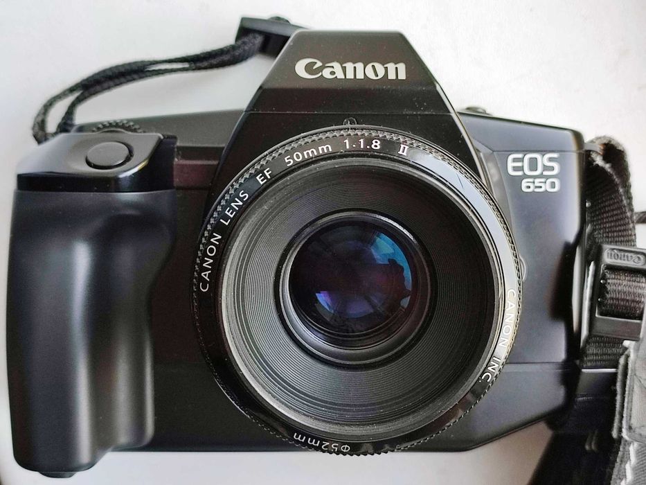 Плівковий фотоапарат Canon EOS 650 з об'єктивом Canon EF 50mm f/1.8 II
