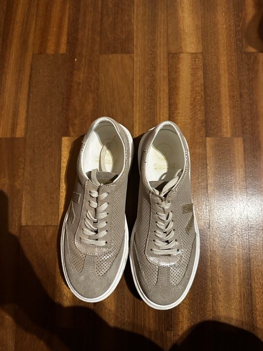 Sapatilha em pele dourada