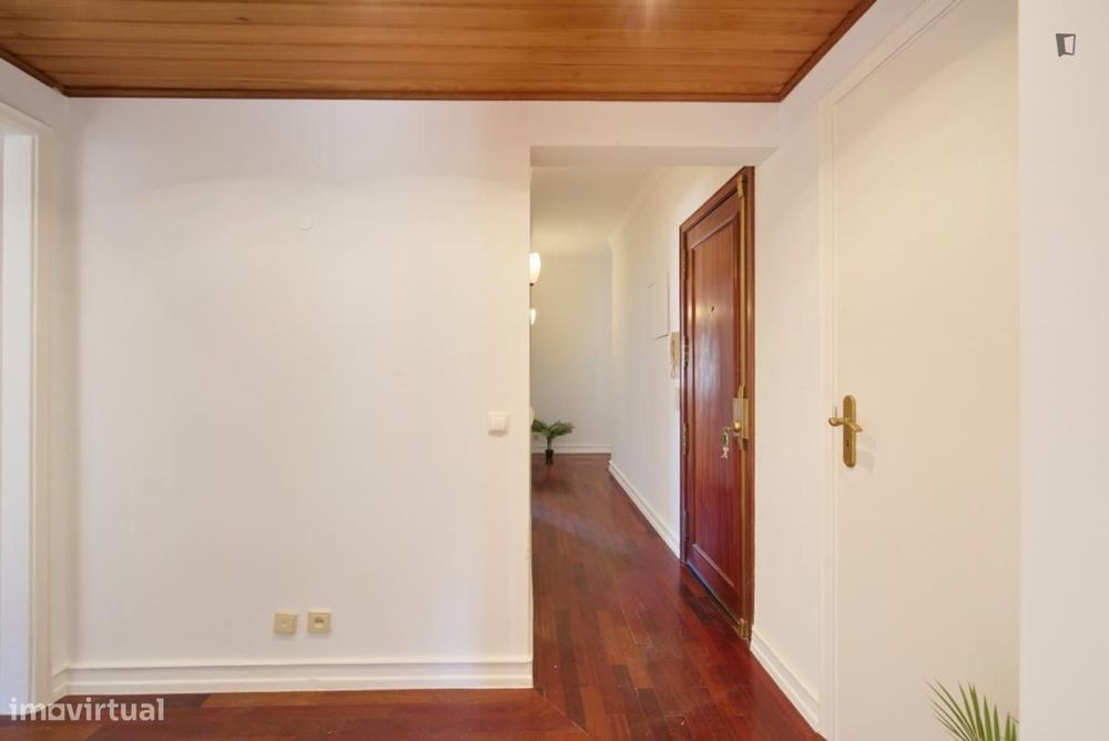 Quarto - localizado em Roma-Areeiro Lisbon