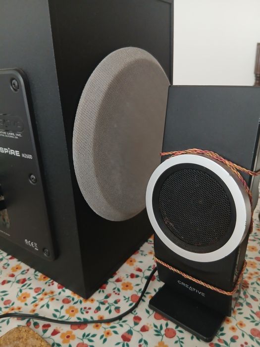 Sistema de som da CREATIVE. Duas colunas de agudos e um subwoofer