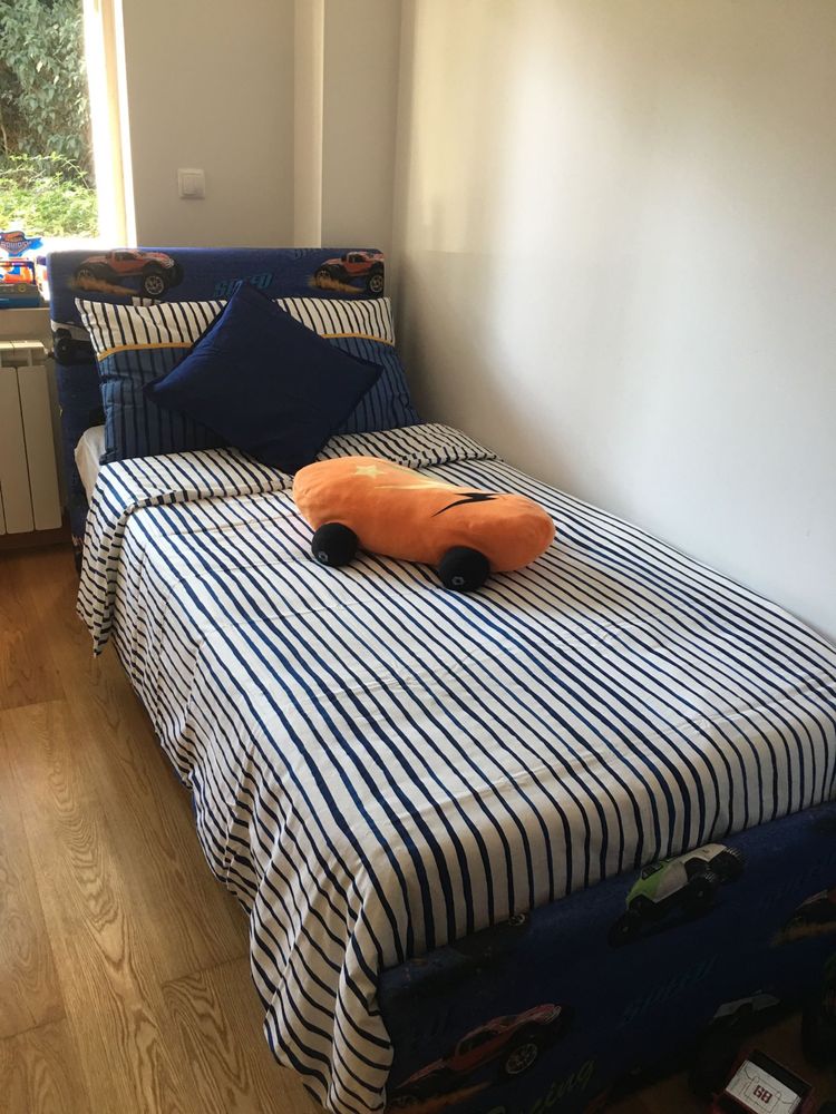 Cama de solteiro infantil e colchão