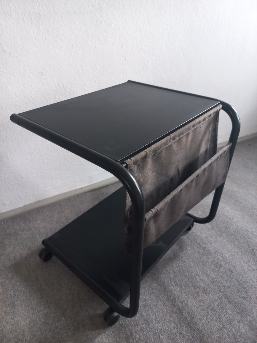 Elegancki bardzo solidny czarny stolik na kółkach z gazetnikiem.