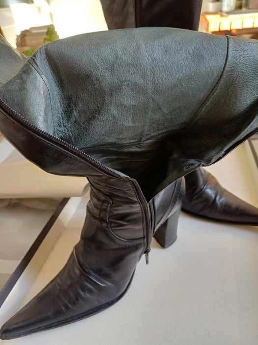 Bota preta em pele