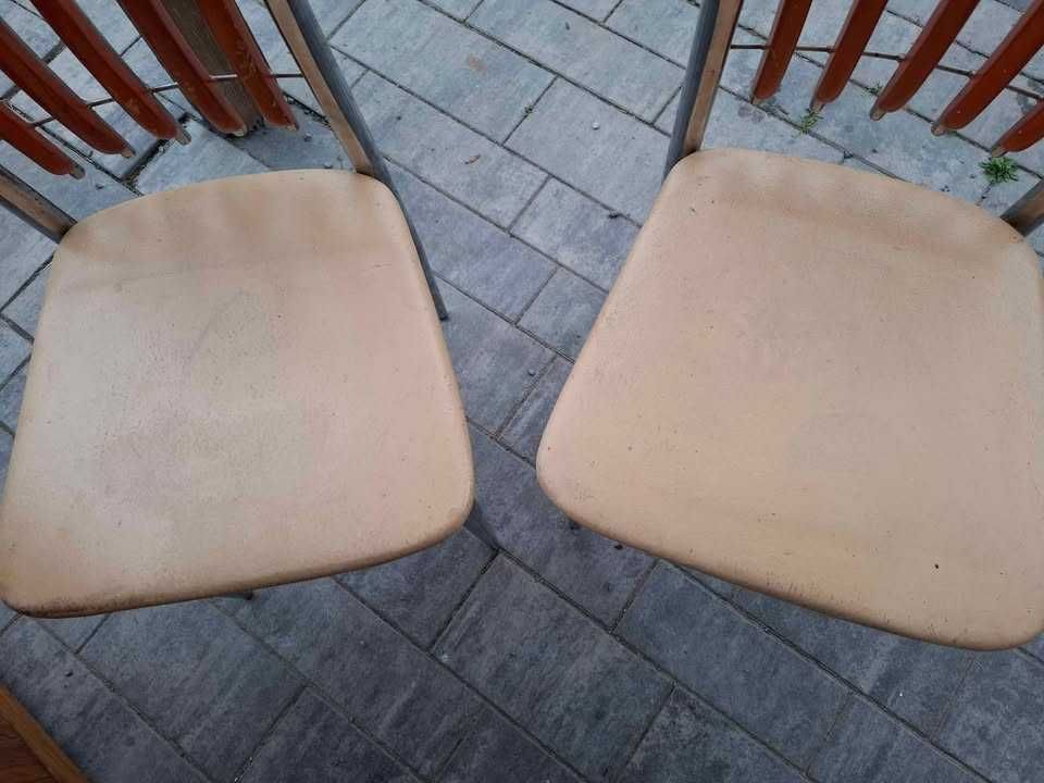 stół drewniany z 4 krzesłami