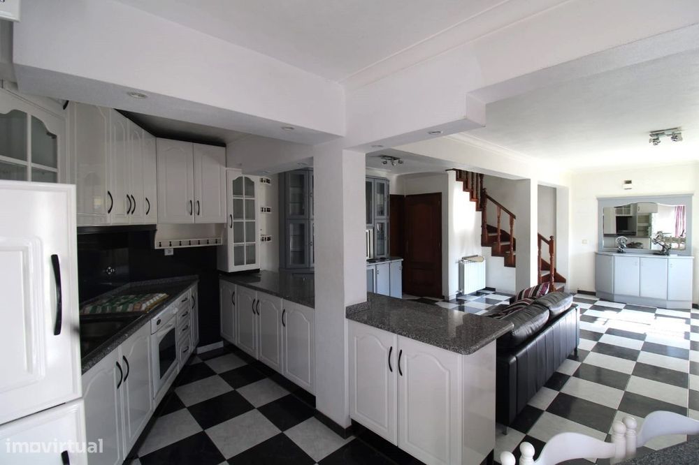 Moradia T4 com Terreno - Pindelo dos Milagres