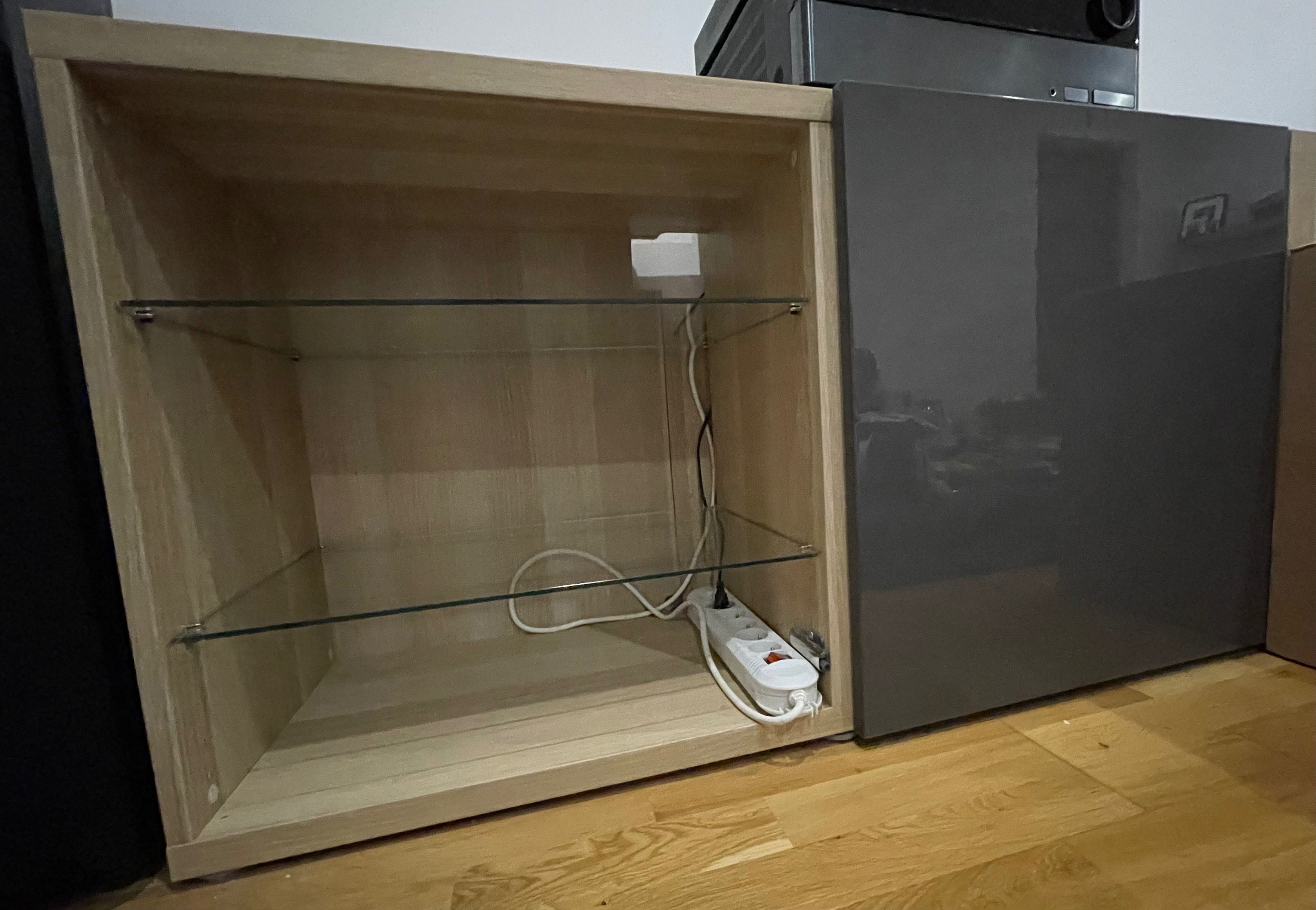 Ikea komoda Besta pod TV ze szklanymi półkami