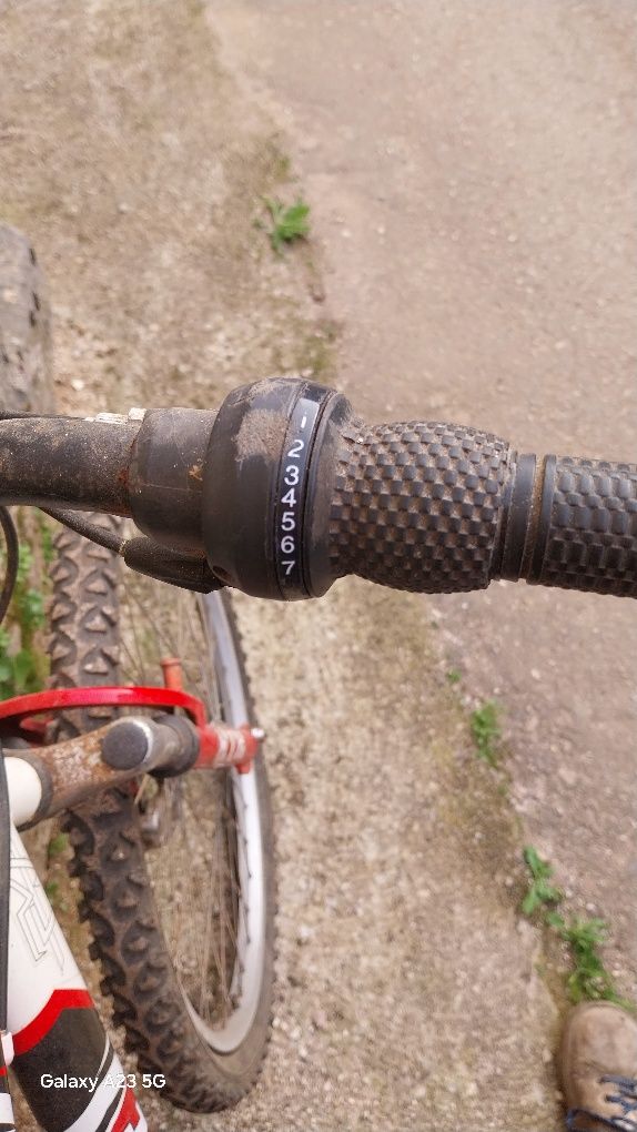 Vendo uma bicicleta de HTH com marcas de uso.