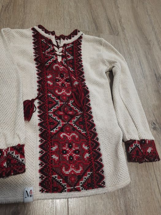 Вишиванка тепла, в'язана на хлопчика 3-4 роки.