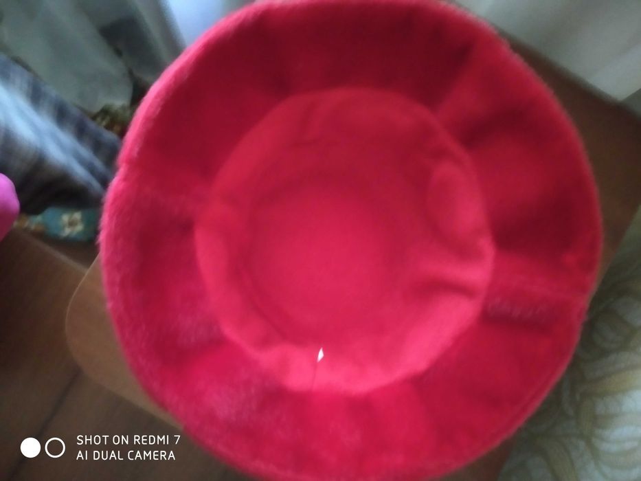 Шляпка женская из ворсованной ткани.