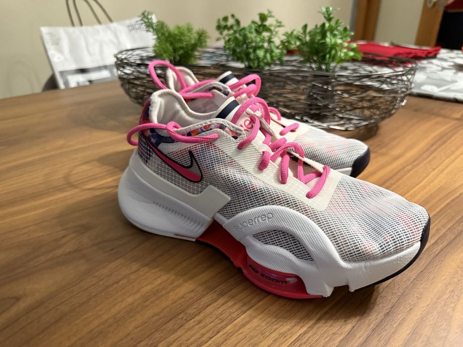 Sapatilhas Mulher Nike como novas ( venda por falata de uso )