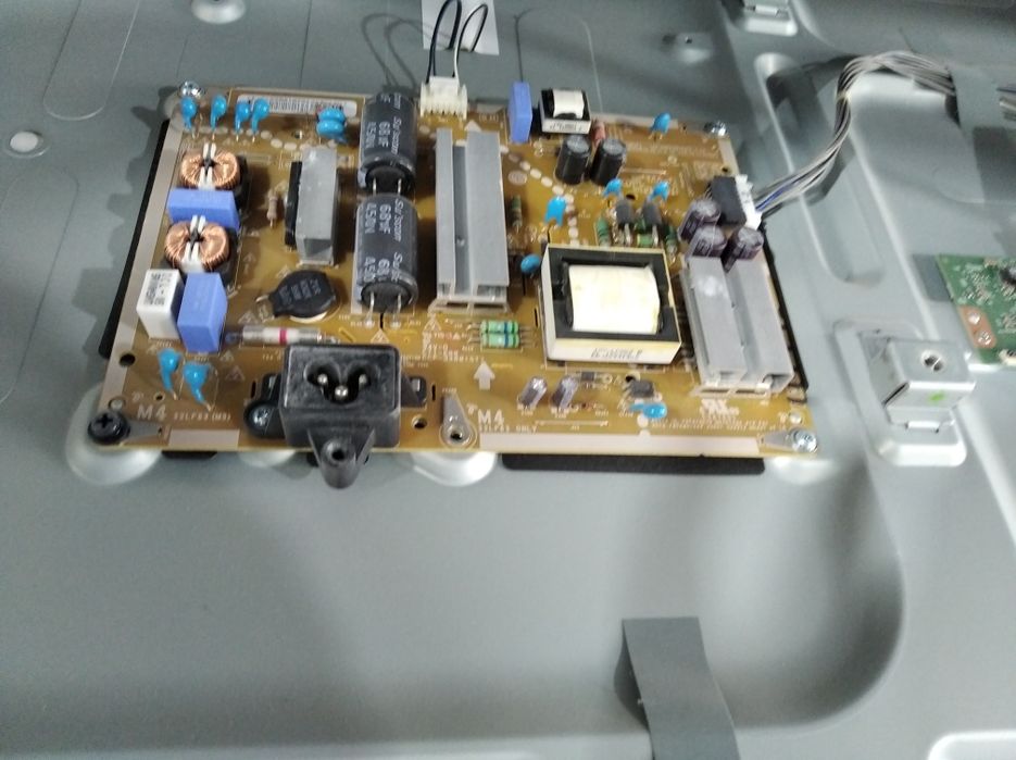 ТВ смарт LG 43LH560V на запчасти 97*57 см