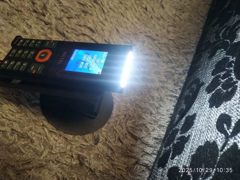 Телефон з камерою та потужним ліхтариком