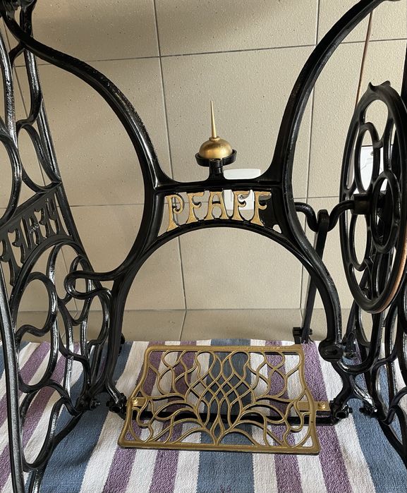 Máquina de costura PFAFF, restaurada e a coser